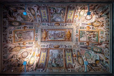 Tivoli, İtalya - 10 Haziran 2025: Villa d 'Este, Roma yakınlarında. Çeşmeleri ve şelalesi ile ünlü büyük bahçeleri olan bir İtalyan Rönesans villası. Dünya Mirası Sitesi olarak listelenmiş..