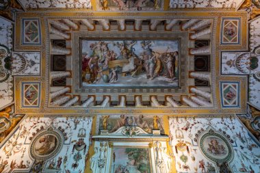 Tivoli, İtalya - 10 Haziran 2025: Villa d 'Este, Roma yakınlarında. Çeşmeleri ve şelalesi ile ünlü büyük bahçeleri olan bir İtalyan Rönesans villası. Dünya Mirası Sitesi olarak listelenmiş..