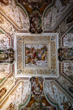 Tivoli, İtalya - 10 Haziran 2025: Villa d 'Este, Roma yakınlarında. Çeşmeleri ve şelalesi ile ünlü büyük bahçeleri olan bir İtalyan Rönesans villası. Dünya Mirası Sitesi olarak listelenmiş..