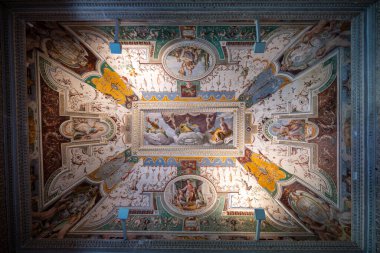 Tivoli, İtalya - 10 Haziran 2025: Villa d 'Este, Roma yakınlarında. Çeşmeleri ve şelalesi ile ünlü büyük bahçeleri olan bir İtalyan Rönesans villası. Dünya Mirası Sitesi olarak listelenmiş..