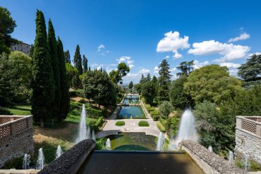 Villa d 'Este, Roma yakınlarında. Çeşmeleri ve şelalesi ile ünlü büyük bahçeleri olan bir İtalyan Rönesans villası. Dünya Mirası Sitesi olarak listelenmiş..