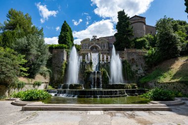 Villa d 'Este, Roma yakınlarında. Çeşmeleri ve şelalesi ile ünlü büyük bahçeleri olan bir İtalyan Rönesans villası. Dünya Mirası Sitesi olarak listelenmiş..