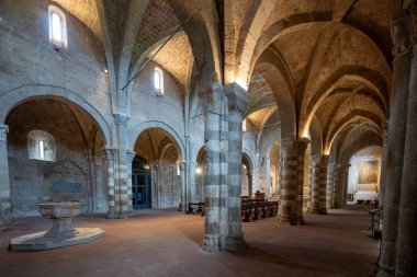 β ana, İtalya - 13 Temmuz 2025: Cattedrale di San Pietro, İtalya 'da taş kemerler ve kubbeli tavanlı Romanesk mimari yer almaktadır.