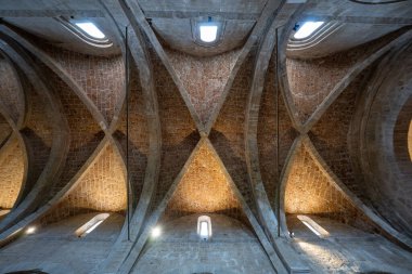 β ana, İtalya - 13 Temmuz 2025: Cattedrale di San Pietro, İtalya 'da taş kemerler ve kubbeli tavanlı Romanesk mimari yer almaktadır.