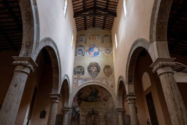 Pitigliano, İtalya - 13 Temmuz 2025: Pitigliano 'da Santa Maria Kilisesi ve San Rocco Kilisesi İçişleri.