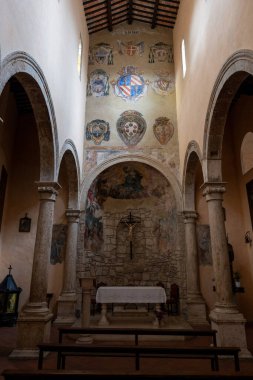 Pitigliano, İtalya - 13 Temmuz 2025: Pitigliano 'da Santa Maria Kilisesi ve San Rocco Kilisesi İçişleri.