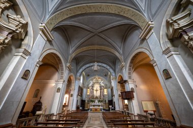 Pitigliano, İtalya - 13 Temmuz 2025: Pitigliano, İtalya 'daki Jubilee Kilisesi' nin mermer mihrabında, Barok mimarisinin karmaşık ayrıntıları ve büyük yan pencerelerden hafif öğleden sonra aydınlatmaları yer alıyor.