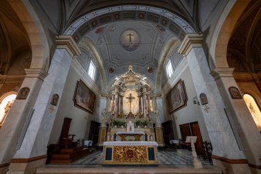 Pitigliano, İtalya - 13 Temmuz 2025: Pitigliano, İtalya 'daki Jubilee Kilisesi' nin mermer mihrabında, Barok mimarisinin karmaşık ayrıntıları ve büyük yan pencerelerden hafif öğleden sonra aydınlatmaları yer alıyor.