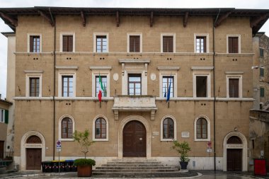 Pitigliano, İtalya - 13 Temmuz 2025: Pitigliano, İtalya 'da Neoklasik Tiyatro Salvini cephesi.