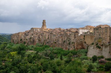 Pitigliano 'nun gökyüzü, dik kayalıklara kurulmuş eski Etrüsk kökleri ve tuff taşı mimarisi ile kaplı..