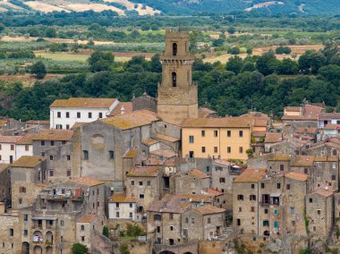 Pitigliano 'nun tarihi silueti, antik terasotta çatılarının arasına kurulmuş, belirgin taş cephesi ve yüksek çan kulesiyle Jübile Kilisesi' ne ev sahipliği yapıyor..