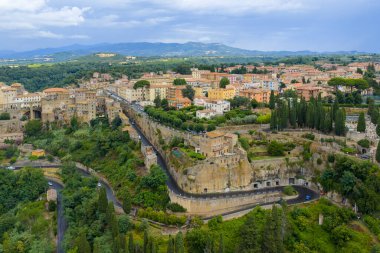 Pitigliano 'nun gökyüzü, dik kayalıklara kurulmuş eski Etrüsk kökleri ve tuff taşı mimarisi ile kaplı..
