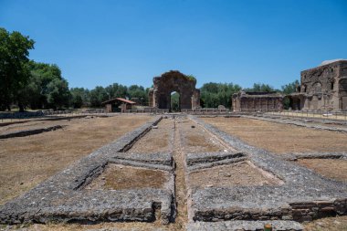 İtalya, Tivoli, Villa Adriana 'daki Canopus ve Serapeum kalıntıları. İmparator Hadrian 'ın yönetiminde inşa edilmiş, temiz gökyüzü altında antik taş temellere sahiptir. Gün ortası güneşi keskin gölgeler bırakır.