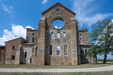 13. yüzyıl Gotik taş kilisesine karşı Chiusdino yakınlarında San Galgano 'nun çatısız manastırının batı cephesi..