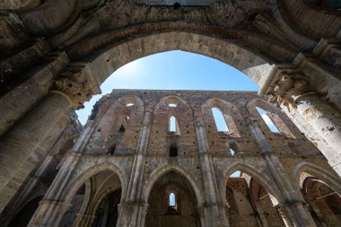 İç Gotik kemerler ve Tuscany 'deki Chiusdino yakınlarındaki San Galgano Manastırı' nın 13. yüzyıldan kalma çatı harabeleri..