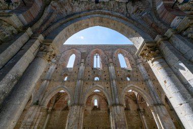 Chiusdino yakınlarındaki 13. yüzyıldan kalma sarnıç Abbazia di San Galgano 'nun iç kalıntıları, Gotik taş kemerler gökyüzüne açılıyor..