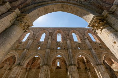 Çatı ustası Abbazia di San Galgano 'nun iç kemerleri, 13. yüzyıl Gotik manastırı, Toskana' daki Chiusdino yakınlarındaki harabeler..