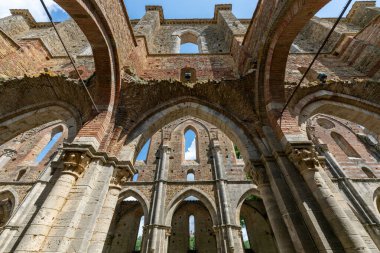 Chiusdino yakınlarındaki San Galgano 'daki Gotik Manastırı' nın iç kalıntıları, sivri kemerler ve çatısız taş kasaları gösteriyor..