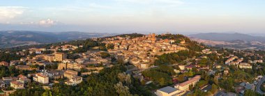 Ortaçağ Volterra 'sının havadan görünüşü, Toskana tepe kasabası Etrüsk kökenli, taş saray ve günbatımında döşeli çatılarla ünlüdür..