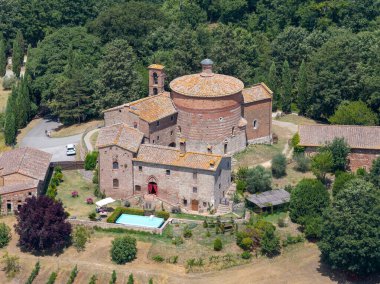 Roma Rotonda di Montesiepi 'nin havadan görünüşü ve Chiusdino yakınlarındaki San Galgano tepesindeki bitişik ortaçağ binaları..