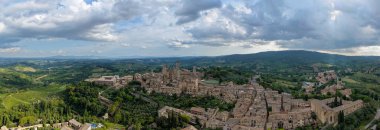 San Gimignanos ortaçağ taş kuleleri 13. yüzyılın varlıklı bir ticaret merkezi olan Toskana tepeleri üzerinde yükseliyor..