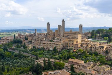 San Gimignanos Ortaçağ Kulesi 'nin Tuscan tepeleri üzerinde yükselen evleri, eski bir Via Francigena ticaret merkezi ve UNESCO şantiyesi.