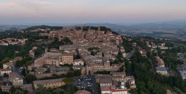 Volterra 'nın havadan görünüşü, Tuscan' ın taştan duvarları, terasotta çatıları ve alacakaranlıkta Val di Cecina manzarasıyla çevrili ortaçağ kasabası..