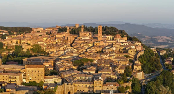 Ortaçağ Volterra 'sının havadan görünüşü, Etrüsk duvarları, kaymak taşı, gün batımında Roma ve Roma mimarisi ile bilinen Tuscan yamacı..