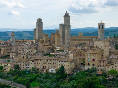 San Gimignano taş kulelerinin ve Toskana 'daki ortaçağ duvarlarının havadan görünüşü, bir zamanlar Francigena ticaret yolu üzerinde gelişen tarihi tepe..