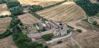 13. yüzyılda kurulan Chiusdino yakınlarındaki Toskana tarlaları arasında San Galgano 'daki çatısız Gotik Kilisesi Manastırı' nın havadan görünüşü..