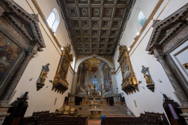 Siena, İtalya - 19 Temmuz 2025: Santa Maria della Scala, Siena 'nın karmaşık kasalı tavanı ve freskleri. Bir zamanlar büyük bir ortaçağ hastanesi, şimdi bir sanat müzesi..