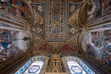 Siena, İtalya - 19 Temmuz 2025: Siena 'daki Piccolomini Kütüphanesi tavanında canlı renklere ve karmaşık tasarımlara sahip Rönesans freskleri yer alıyor.