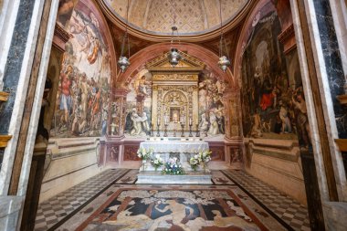 Siena, İtalya - 19 Temmuz 2025: Basilica Cateriniana San Domenico, Siena, İtalya 'daki süslü şapel iç mimarisi. Özellikler Barok sunağı, freskli duvarlar, geometrik tavan tasarımı.