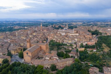 Siena, İtalya 'nın havadan görünüşü terasotta çatılı ortaçağ mimarisini gözler önüne seriyor. Tanınmış Gotik Siena Katedrali çizgili mermerden yapılmıştır..