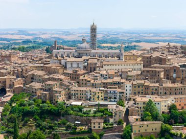 Siena Katedrali 'nin çizgili mermer cephesi ve Gotik kulesi Siena' nın ortaçağ siluetine hakim. Bu karmaşık 13. yüzyıl başyapıtı İtalya 'nın zengin dini mirası Siena' yı yansıtıyor..