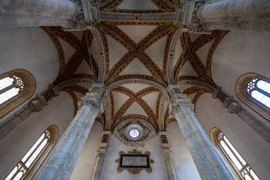 Pienza, İtalya - 18 Temmuz 2025: Tırtıklı mahzenler ve Rönesans ayrıntılarının yer aldığı Pienza Katedrali 'nin iç görünümü. Kireçtaşı sütunlar ve süslü freskler 15. yüzyılın mimari yeniliğini yansıtıyor.