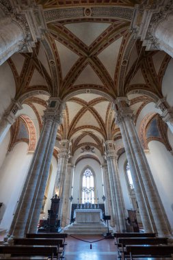 Pienza, İtalya - 18 Temmuz 2025: Pienza Katedrali Latin haç planı, tırtıklı mahzenler ve travertin sütunlarla Rönesans mimarisine ev sahipliği yapıyor.