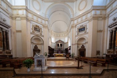 Assisi, İtalya - 18 Temmuz 2025: Assisi, İtalya 'daki San Rufino Katedrali' nin iç manzarası. Beyaz taş ve dekoratif sanat eserleriyle Romanca mimarinin altını çizmek.