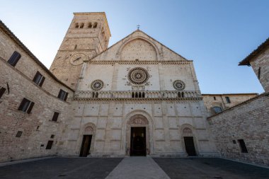 İtalya 'nın Assisi kentindeki San Rufino Katedrali' nde, sembolik gül pencereleri ve taş perileriyle Romanesk mimarisi sergileniyor. Katedral, Assisi 'nin ortaçağ dini tarihinin ayrılmaz bir parçasıdır..