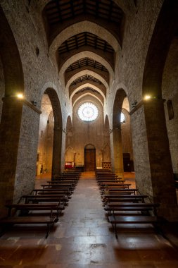 Assisi, İtalya - 17 Temmuz 2025: St. Peter, Assisi, İtalya Kilisesi 'nin içi, taş kemerler ve dairesel bir gül penceresiyle Romanesk mimari sergileniyor.