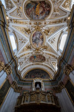 Assisi, İtalya - 17 Temmuz 2025: San Rufino, Assisi, İtalya Katedrali 'nin heybetli tavanı, Barok freskleri ve karmaşık yaldızlı kaplama kaplamalar sergileniyor