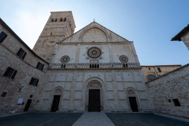 İtalya 'nın Assisi kentindeki Basilica di Santa Chiara' da pembe ve beyaz taş bantlardan oluşan çarpıcı bir ön cephe yer alıyor. Gotik tarzda inşa edilmiş, geceleri çarpıcı bir şekilde aydınlanıyor.