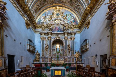 Assisi, İtalya - 17 Temmuz 2025: Santa Maria sopra Minerva Barok Kilisesi, Assisi. Süslü sunaklar, altın aksanlar, freskli tavanlar, karmaşık sıva işçiliği..