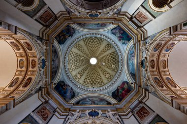 Assisi, İtalya - 17 Temmuz 2025: Assisi, İtalya 'daki San Francesco Convertito' nun karmaşık kubbesi fresk paneller ve süslü sıva ayrıntıları içeriyor.