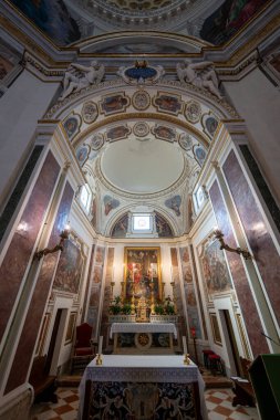 Assisi, İtalya - 17 Temmuz 2025: Assisi, İtalya 'da Yeni San Francesco Kilisesi' nin Rönesans tarzı iç mekanları, karmaşık freskler, süslü sıva