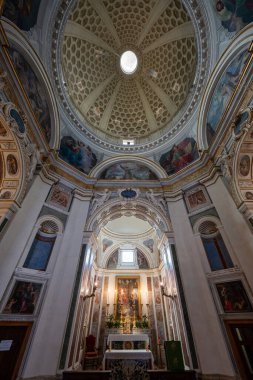 Assisi, İtalya - 17 Temmuz 2025: Assisi, İtalya 'daki San Francesco Kilisesi' nin karmaşık kubbesi ve freskleri. Canlı dini imgeler ve Rönesans mimari unsurları içerir..