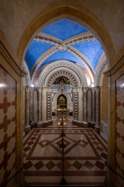 Assisi, İtalya - 17 Temmuz 2025: Gotik sökülmüş kasalar ve freskler İtalya 'nın Assisi kentindeki Bazilika di Santa Chiara' nın içini süslüyor. Ortaçağ mimarisiyle tanınan kilise.