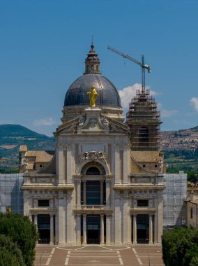 16. yüzyılda inşa edilen Barok Bazilikası di Santa Maria degli Angeli 'de süslü bir görünüş ve kubbe bulunur. Santa Maria degli Angeli, İtalya 'da, yemyeşil bahçeli, mavi gökyüzü zeminli.