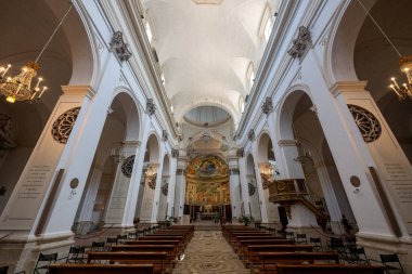 Spoleto, İtalya - 15 Temmuz 2025: İtalya 'nın Spoleto kentindeki Santa Maria Assunta Katedrali' nin iç kesiminde Romanesk kemerler ve karmaşık freskler sergilenmektedir..