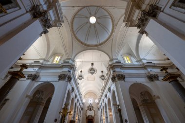 Spoleto, İtalya - 15 Temmuz 2025: Spoleto, İtalya 'daki Santa Maria Assunta Katedrali' nin içi, parlak bir kubbe ve karmaşık pervazlı klasik beyaz kemerler içeriyor..